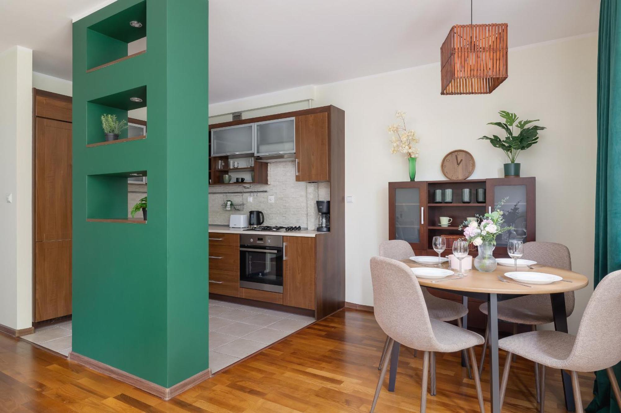 Cracow Verdant With Parking By Renters *
